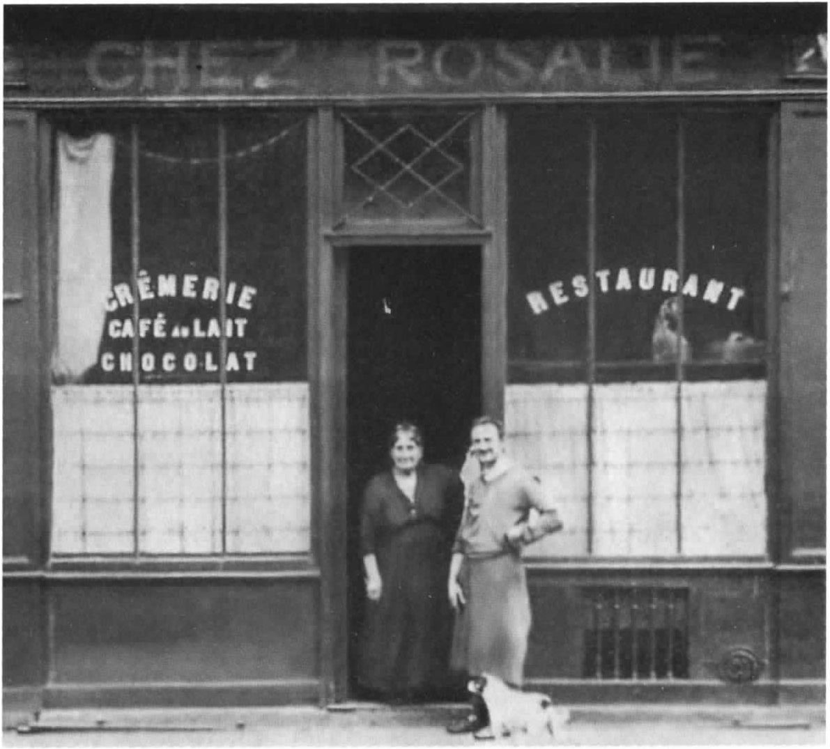 Розали Тобиа (слева) у входа в свой ресторанчик на улице Компань-Премьер