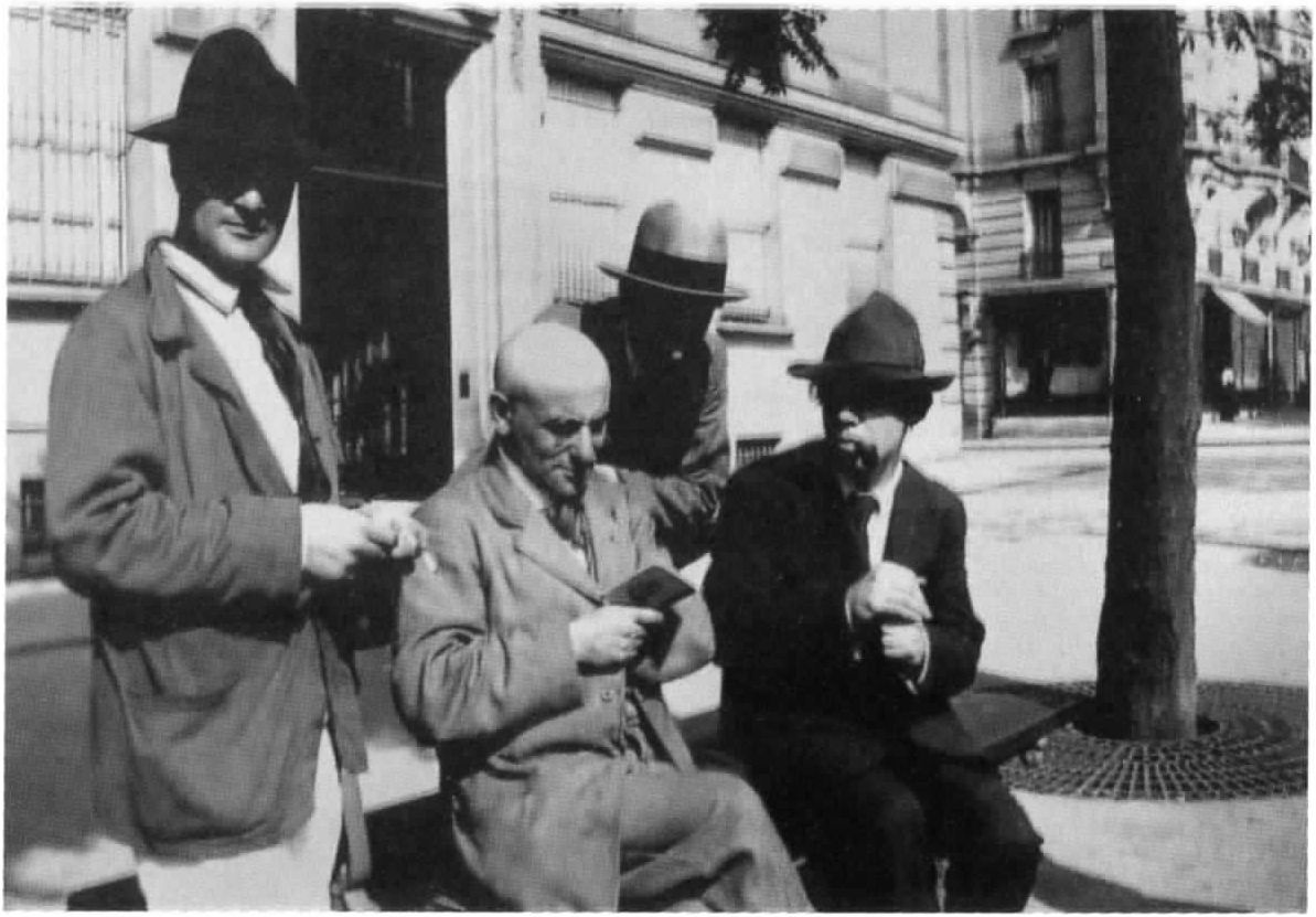 Бульвар Монпарнас. Слева направо: Модильяни, Макс Жакоб, Андре Сальмон и Ортис де Сарате. 1917 г