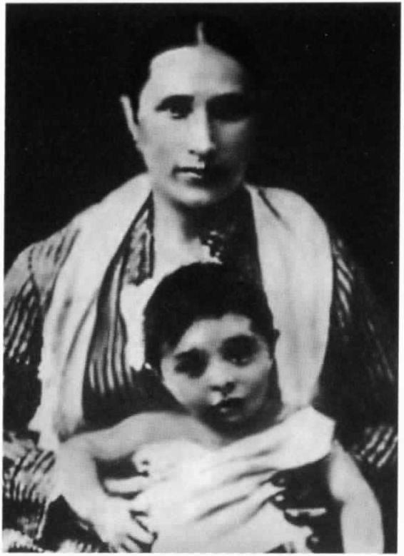 Маленький Дедо на руках у няни. 1887 г
