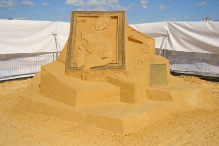 Скульптура из песка «Женщина с веером (Амедео Модильяни)»