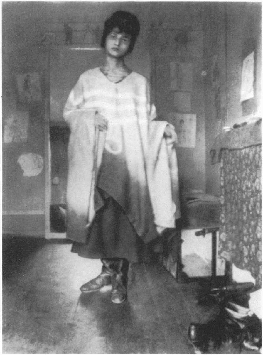 10. Жанна Эбютерн в карнавальном костюме. 1917