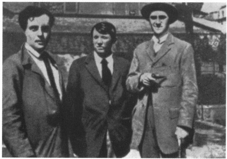 5. У входа в кафе «Ротонда». Слева направо: Модильяни, Пикассо, Андре Сальмон. 1915